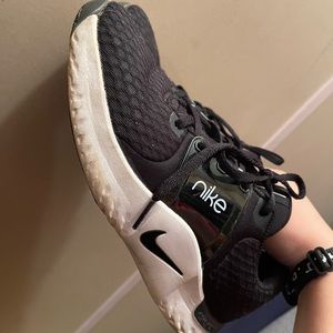 Nike black and white tennis shoes womens size 7